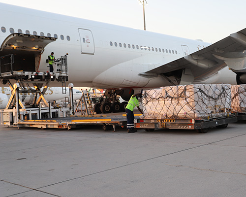  Mohammed bin Rashid orders the airlift of emergency humanitarian aid to support civilians fleeing the conflict in Ukraine